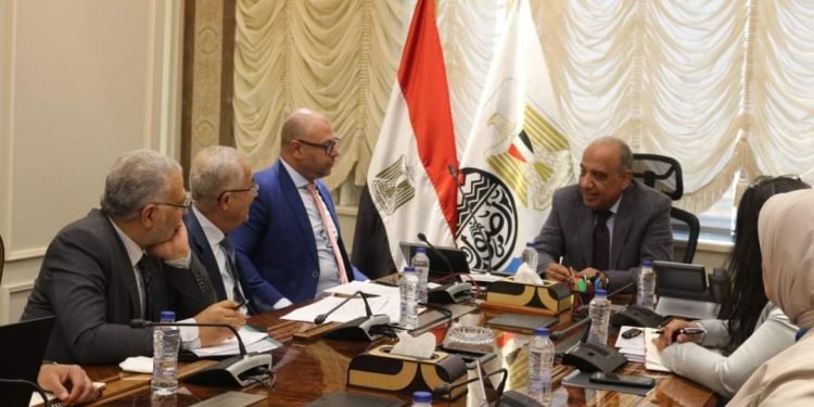 وزير قطاع الأعمال العام يبحث إجراءات إدراج القطن للتداول عبر بورصة السلع.