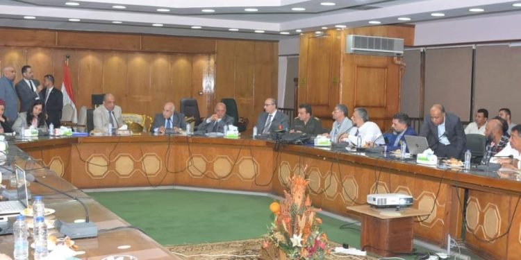 وزير قطاع الأعمال العام يتابع الموقف التنفيذي للمصانع الجديدة في إطار المشروع القومي لتطوير صناعة الغزل والنسيج في جميع المحافظات