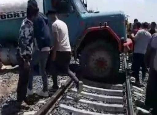 النقل تناشد المواطنين بعدم إقامة معابر غير شرعية على قضبان السكك الحديدية