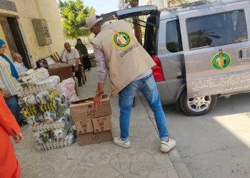 بَيْتُ الزُّكاةِ والصَّدَقاتِ الْمِصْرِيَّ» يوزع 4 أطنان من المواد الغذائية والملابس للأيتام والمسنين
