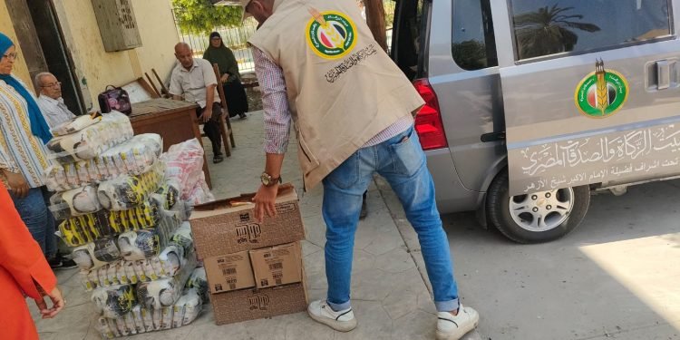 بَيْتُ الزُّكاةِ والصَّدَقاتِ الْمِصْرِيَّ» يوزع 4 أطنان من المواد الغذائية والملابس للأيتام والمسنين