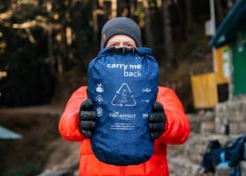 كيف يساعد فريقنا مركز ساجارماثا Sagarmatha Next في زيادة الوعي بمشكلة النفايات البلاستيكية في جبل إيفرست