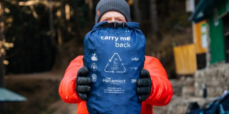 كيف يساعد فريقنا مركز ساجارماثا Sagarmatha Next في زيادة الوعي بمشكلة النفايات البلاستيكية في جبل إيفرست