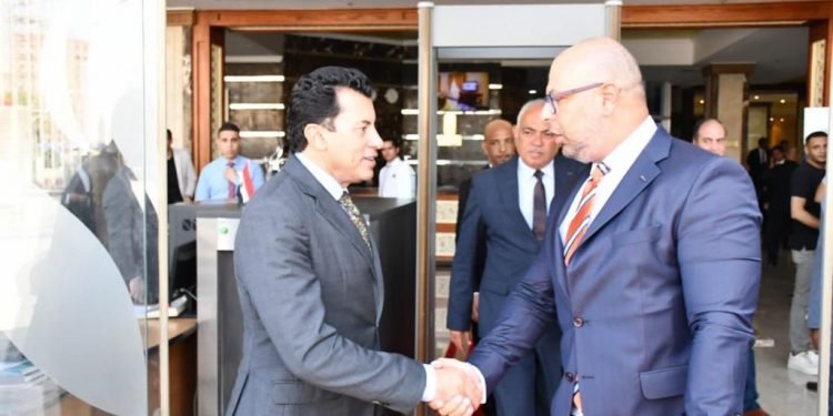 وزير الرياضة يبحث التعاون الثنائي مع رئيس البورصة المصرية