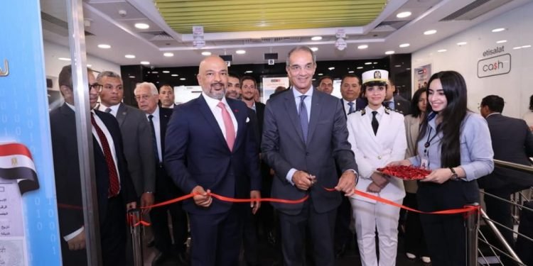 وزير الاتصالات يفتتح مكتب السجل المدني بفرع شركة اتصالات من e& في مصر بالتجمع الخامس