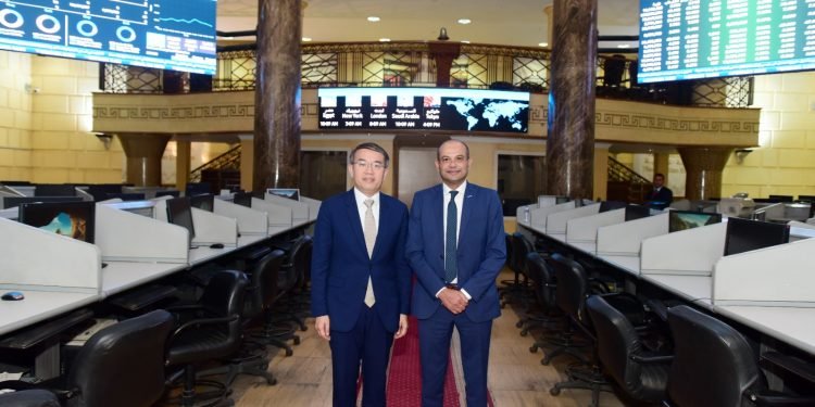 رئيس البورصة يلتقي وزير الخدمات المالية والخزانة بهونج كونج