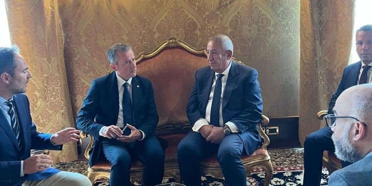 رئيس المجلس الإقليمي الايطالى روبرتو تشامبيتي يبحث الاستثمار ويكرم رجل الأعمال المصري كامل أبو علي