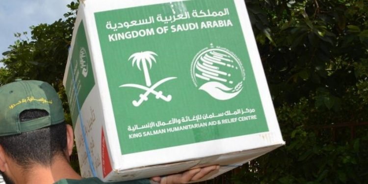 مركز الملك سلمان للإغاثة يدشن توزيع 250 ألف طن منحة القمح السعودية لأربع ولايات ويوزع سلال غذائية في السودان