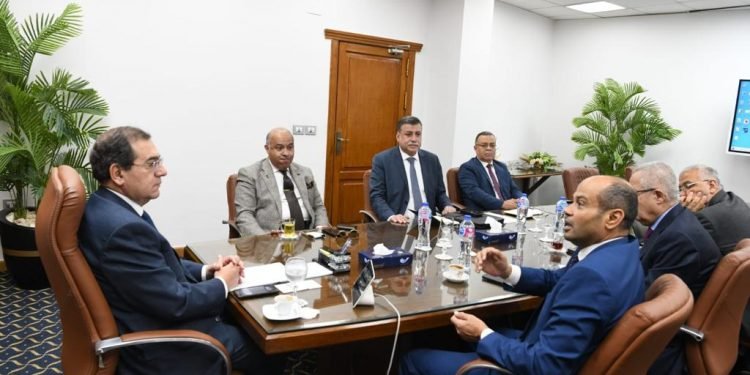 وزير البترول ورئيس البورصة يبحثان إدراج عدد من المنتجات البترولية الخاصة في البورصة السلعية