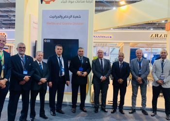 وزير التجارة والصناعة يتفقد جناح غرفة صناعات مواد البناء بالمعرض والملتقي الدولي الثاني للصناعة