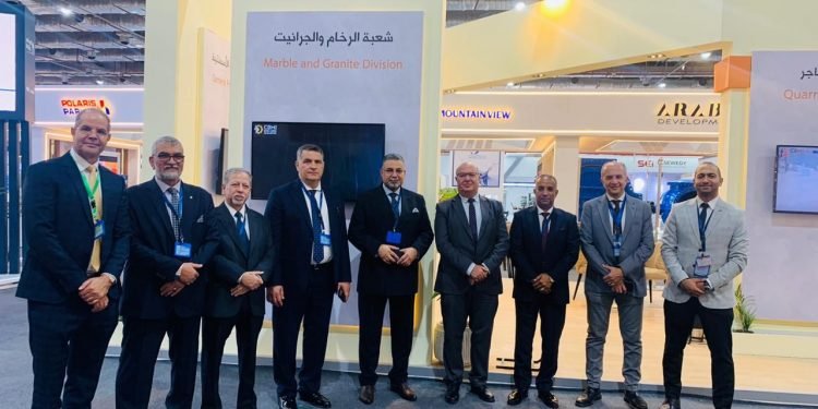 وزير التجارة والصناعة يتفقد جناح غرفة صناعات مواد البناء بالمعرض والملتقي الدولي الثاني للصناعة