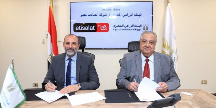 البنك الزراعي المصري يوقع بروتوكول تعاون مع اتصالات من e& مصر لتوفير تغطية لشبكة المحمول يستفيد منها سكان الريف