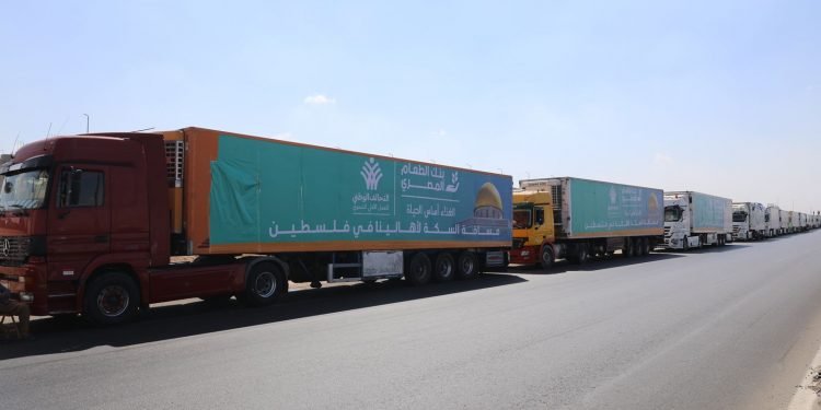 بنك الطعام المصري يطلق القافلة الثانية لمساعدة الأهالي الفلسطينيين  في قطاع غزة