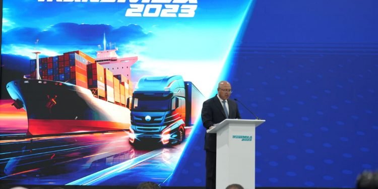 وزير النقل يستعرض ملامح خطة الوزارة باستثمارات 2 تريليون جنيه فى كافة القطاعات