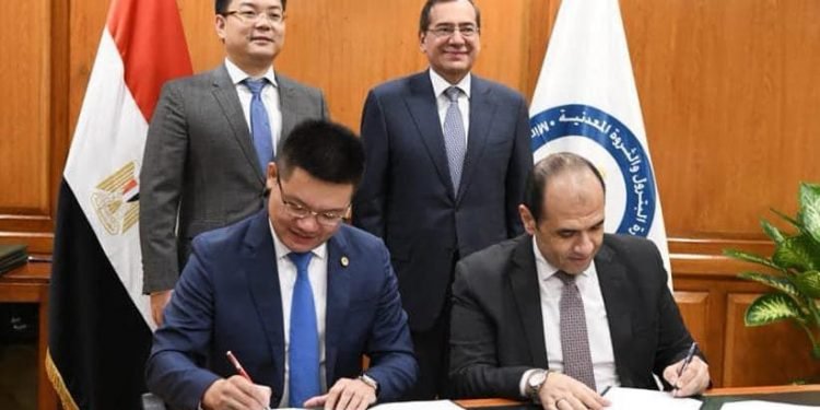 هواوي توقع 3 اتفاقيات تعاون مع وزارة البترول والثروة المعدنية