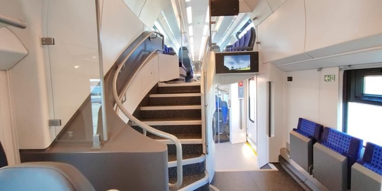 شاهد القطار الكهربائي السريع لأول مرة بمعرض النقل الذكى.. صور