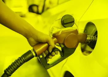 الحكومة ترفع أسعار البنزين