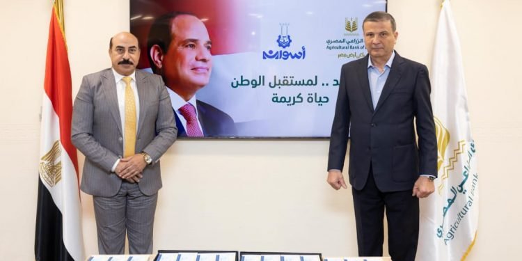 رئيس البنك الزراعي المصري يلتقي محافظ أسوان لتقديم الدعم للأسر الأكثر إحتياجا في قرى أسوان ضمن مبادرة البنك (إيد بايد .. لمستقبل الوطن)