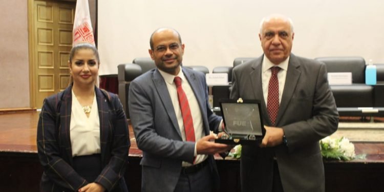 رئيس البورصة المصرية يلقي محاضرة في جامعة المستقبل