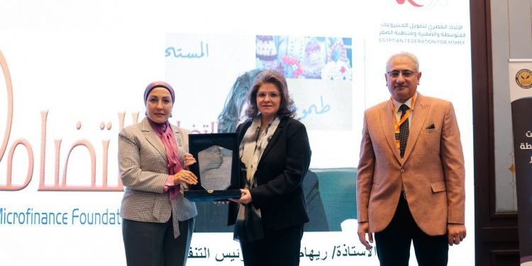 الاتحاد المصري لتمويل المشروعات المتوسطة والصغيرة ومتناهية الصغر يكرم مؤسسة «التضامن» تقديرًا لدورها في دعم القطاع