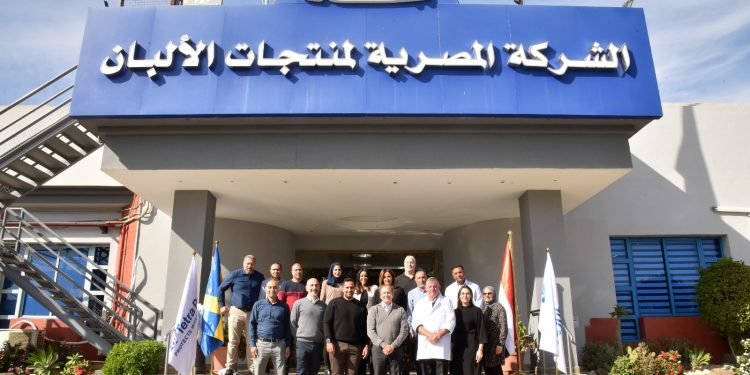 جهينه تستضيف العضو المنتدب لشركة تتراباك في جولة تفقدية داخل مصانعها