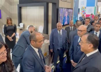 رئيس مجلس الوزراء يتفقد جناح البورصة المصرية خلال افتتاح معرض القاهرة الدولي للكتاب .