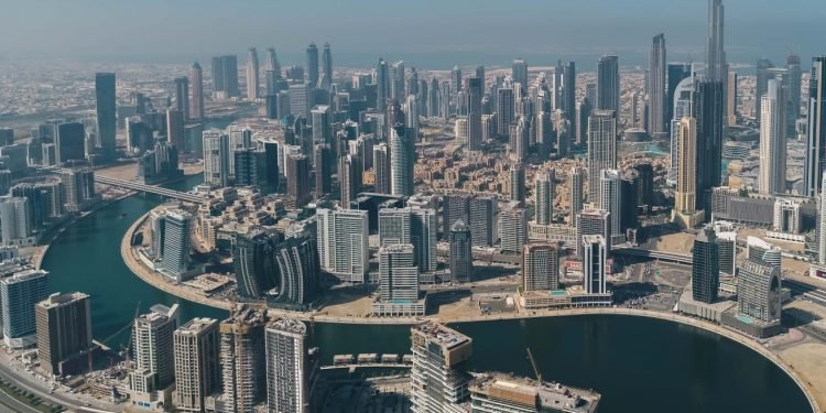 “بن غاطي” توسع محفظة أراضيها بشراء أرض بالخليج التجاري في دبي بـ365 مليون درهم