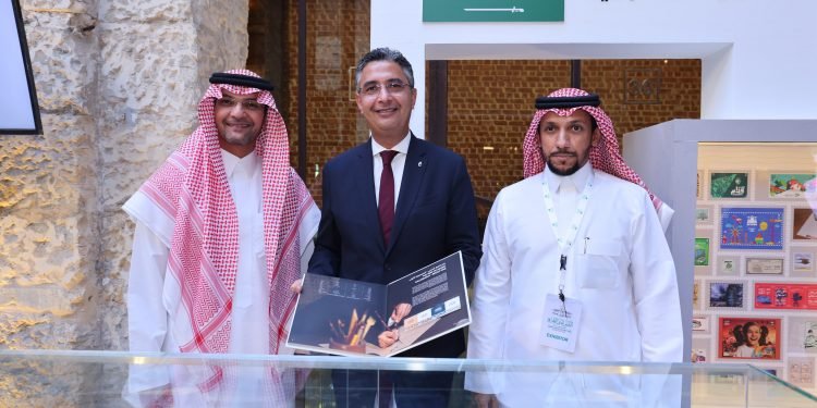 رئيس البريد المصري يفتتح “المعرض العربي للطوابع”