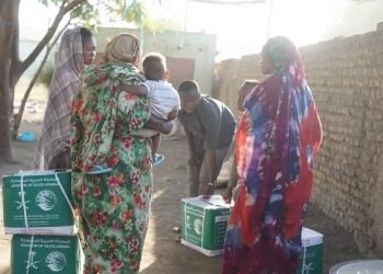 مركز الملك سلمان للإغاثة يوزع سلال غذائية في مدن ولايات البحر الأحمر