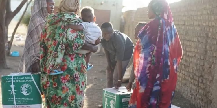 مركز الملك سلمان للإغاثة يوزع سلال غذائية في مدن ولايات البحر الأحمر