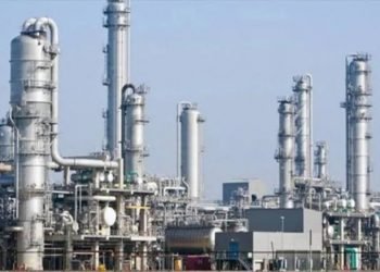 وزير قطاع الأعمال يشهد توقيع عقد لإنشاء وإدارة وتشغيل مصنع لإنتاج حبيبات الكلور