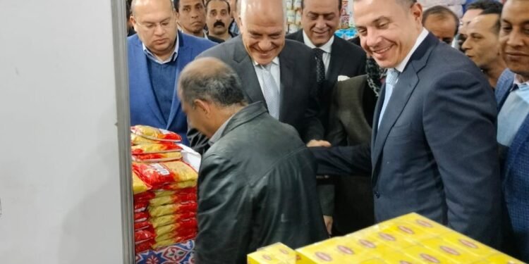 الخصومات 25%.. محافظ الجيزة يفتتح معرض «أهلاً رمضان» بالبدرشين