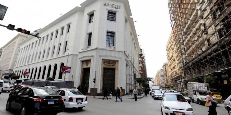 رفع الفائدة 6% في اجتماع استثنائي للمركزي