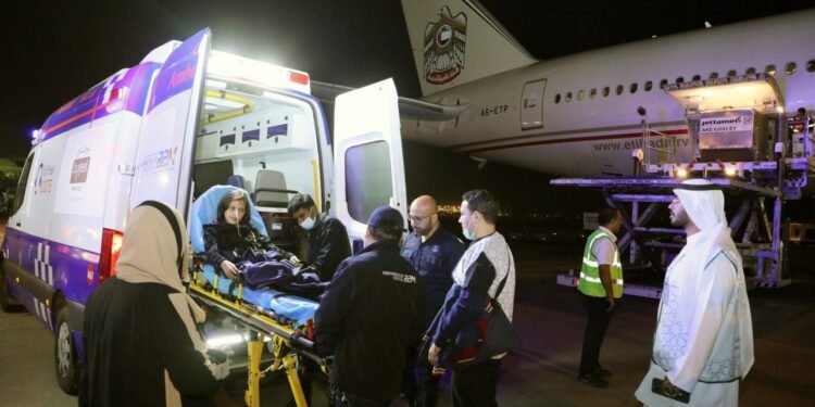 وصول دفعة جديدة من الجرحى الفلسطينيين ومرضى السرطان إلى الإمارات للعلاج