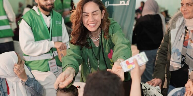 بنك الطعام المصري يجمع نجوم ومشاهير المجتمع بالاسر الاكثر احتياجا على مائدة إفطار واحدة
