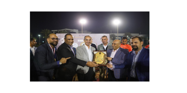 وزير الاتصالات يتوج فريق المصرية للاتصالات بكأس البطولة الرمضانية لقطاع الاتصالات ICTBall”24
