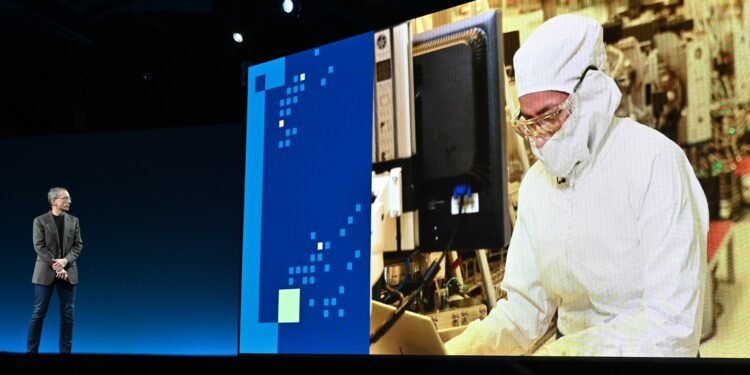 intel تطلق العنان للذكاء الاصطناعي المؤسساتي مع مسرع Gaudi 3، واستراتيجية أنظمة الذكاء الاصطناعي المفتوحة، وفوز العملاء الجدد