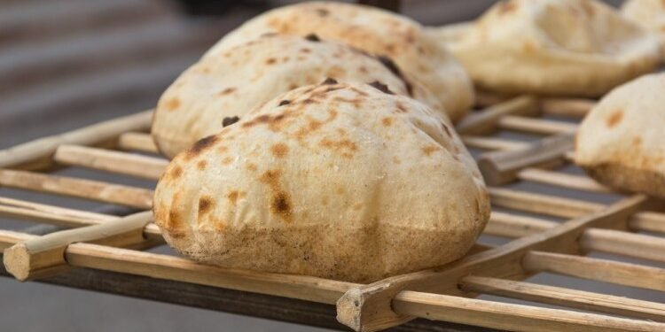 حبس وغرامة.. “عشماوي” يكشف عقوبات مخالفة سعر ووزن الخبز الحر