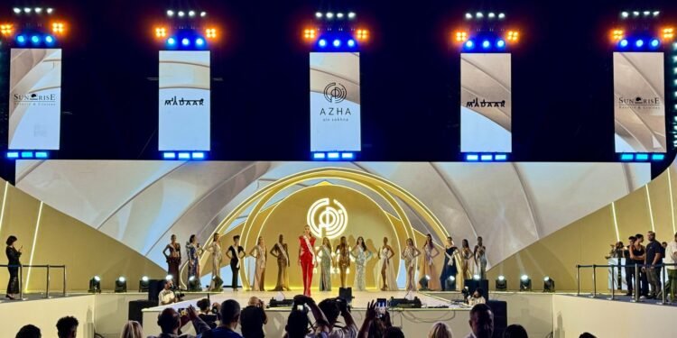 فى احتفاليه ضخمة بـ ” ازها السخنة ” .. رومانيا تفوز بجائزة توب موديل في دورته الـ30