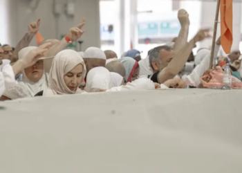 حجاج بيت الله الحرام يرمون اليوم الجمرات الثلاث في أول أيام التشريق / صور