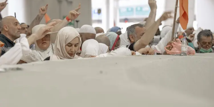 حجاج بيت الله الحرام يرمون اليوم الجمرات الثلاث في أول أيام التشريق / صور