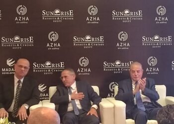 في احتفالية عالمية في شرم الشيخ : الشاعر يفوز بجائزة افضل قائد في التنمية السياحية