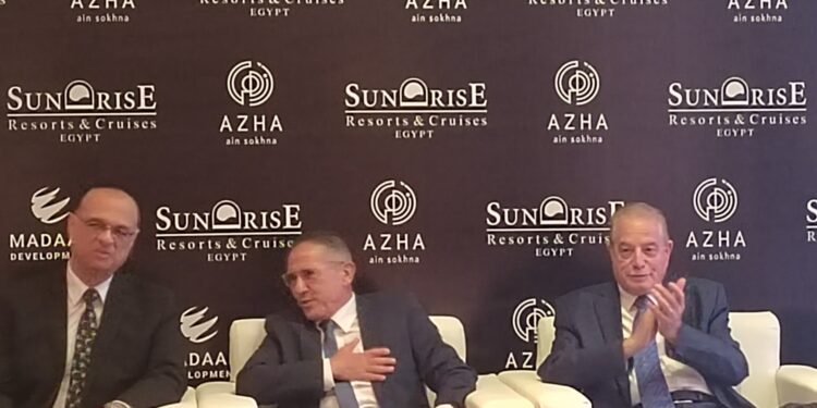 في احتفالية عالمية في شرم الشيخ : الشاعر يفوز بجائزة افضل قائد في التنمية السياحية