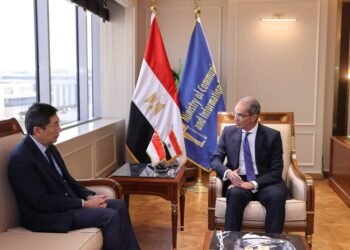 وزير الاتصالات  يبحث مع سفير سنغافورة لدى مصر تعزيز التعاون بين البلدين