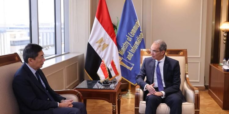 وزير الاتصالات  يبحث مع سفير سنغافورة لدى مصر تعزيز التعاون بين البلدين