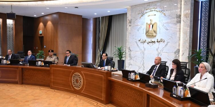 الحكومة تستهدف 3.3 % فائضا أوليا و 5.5 % نموا احتوائيا خلال 3 سنوات