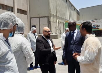سفير رواندا يزور مصانع المصرية السويسرية ويبحث تعزيز التعاون المشترك