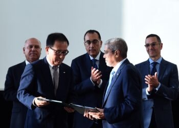 شارب” اليابانية ومجموعة “العربي” توقعان عقد شراكة لتصنيع الثلاجات والديب فريزر باستثمارات 50 مليون دولار