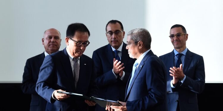 شارب” اليابانية ومجموعة “العربي” توقعان عقد شراكة لتصنيع الثلاجات والديب فريزر باستثمارات 50 مليون دولار