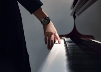 كيونت تطلق سلسلة الساعات السويسرية الجديدة Alto Ceramic من Bernhard H.Mayer لتضع معياراً جديداً للفخامة والتعبير عن الذات